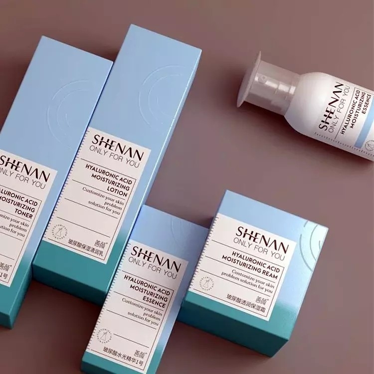 Le panneau en ivoire imprimé polychrome enferme dans une boîte les boîtes blanches de carton de cosmétiques de soin de la peau