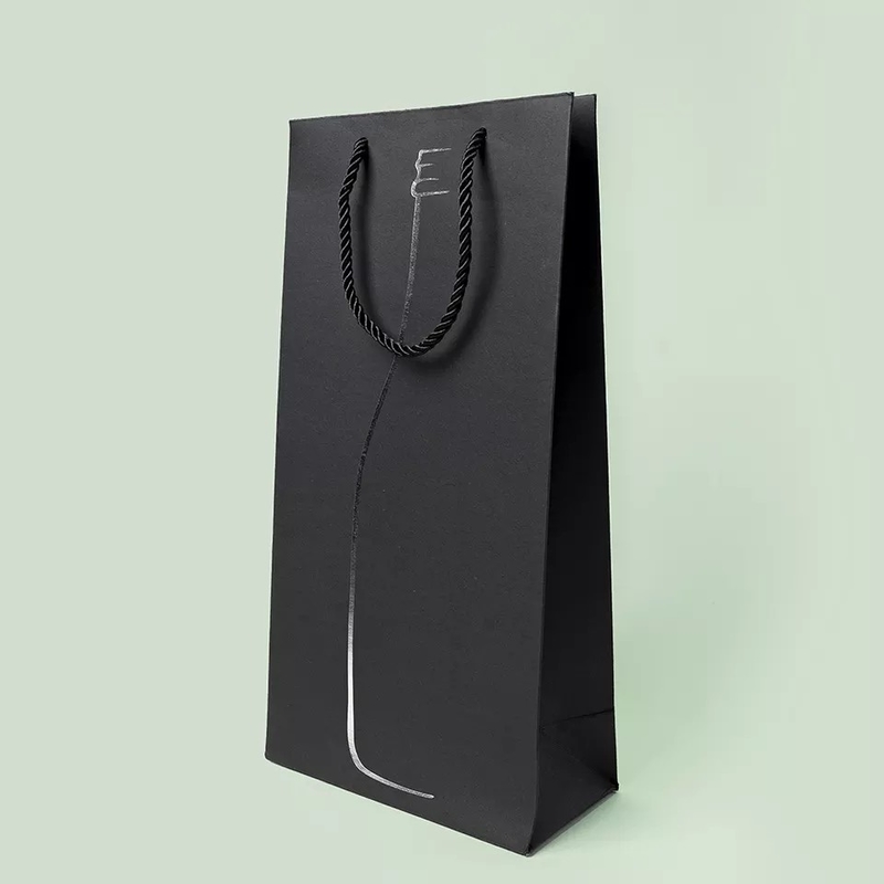 Le transporteur de papier réutilisé de noir de Papier d'emballage met en sac la couleur adaptée aux besoins du client de Patone