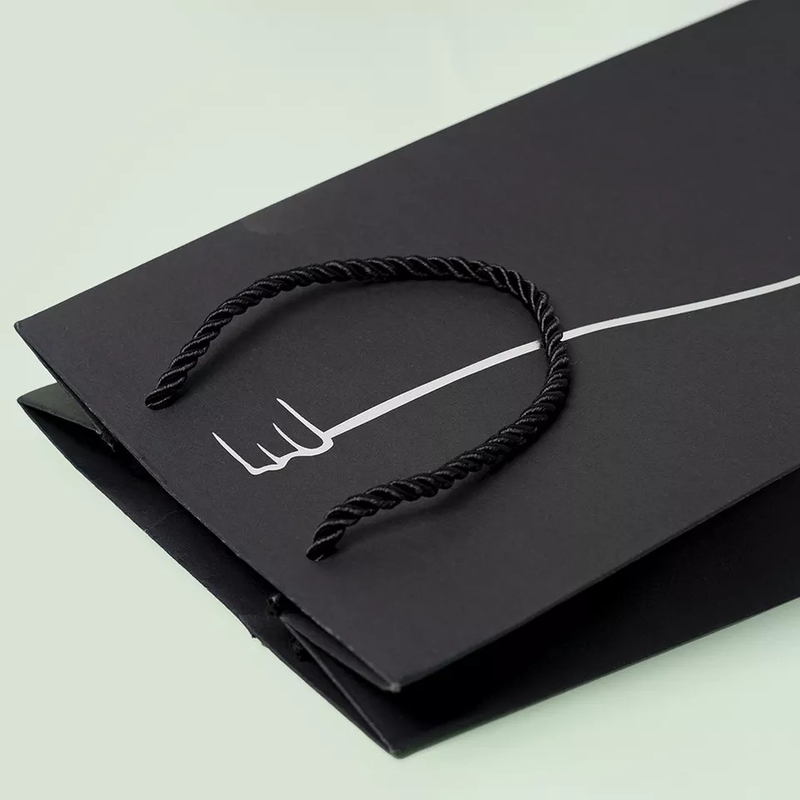 Le transporteur de papier réutilisé de noir de Papier d'emballage met en sac la couleur adaptée aux besoins du client de Patone