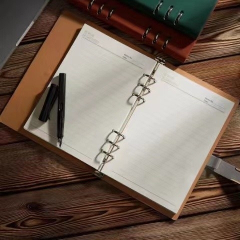 La coutume imprimée d'entreprise en cuir des carnets A5 de 14.3cm x de 21.5cm a imprimé des blocs-notes