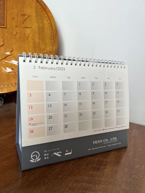 Calendrier de bureau en papier vernis UV couleur PMS Paper IIIustrator 128gsm